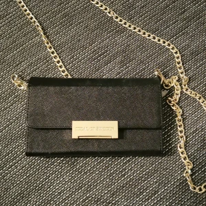 Mobilväska  - Ideal of sweden mobil väska knappt använd. Har magnet botten sidan som håller mobilen säkert på plats. Pris 199