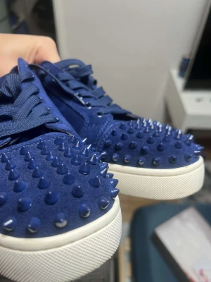 Loui boutin skor - Nya louisss storlek 43 knappt använda och jätte fin design i mörkblå färg. Mer bilder Finnairs pris kan diskuteras :) 