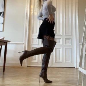 Boots - Thigh boots från House of CB i äkta läder. Passar perfekt till hösten. Aldrig använt, helt nya. Storlek 38. Nypris 3000 kr. Kartong och dust bag medföljer. 🌸