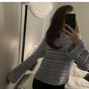 Stickad tröja  - Snygg blå tröja med utsvängda armar. Tröjan är i storlek S🫶