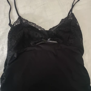 Fint linne  - Wxtremt fint linne i storlek L men enligt mis är det mer M/S. Extremt fin och endast testad då jag fick den idag. Aldrig använt men så snygg och säljer då den är för liten💗💗