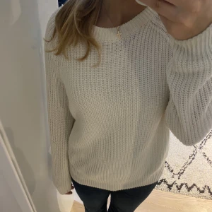 Vit stickad tröja - Säljer den här vita stickade tröjan som passar perfekt till hösten🤍🤍