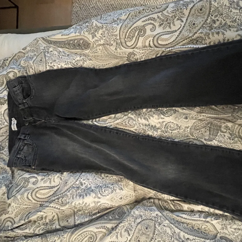 Gråa jeans. Storlek 38/30 Grå/svarta Använda, lite slitna längst ned vid benen men inget större 💘. Jeans & Byxor.