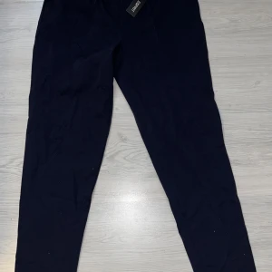 Marinblå kostymbyxor ESPRIT - Nyskick, oanvänd, prislapp kvar, strl 34