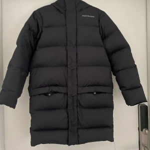 Vinterjacka - Vinterjacka från peak performance. Svart. Storlek 150 passar xs Lång jacka. Dunjacka.