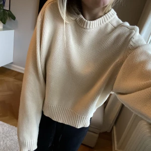Stickad tröja - Beige stickad tröja från Carin Wester. Använd fåtal gånger så i väldigt fint skick. Strl xs.