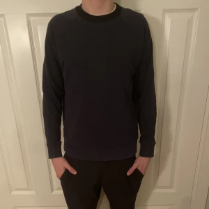 Filippa K sweatshirt  - Säljer denna otroligt snygga Filippa K sweatshirten som är i skick 9/10  Färg mörkblå  Nypris 1599kr  Hör av er vid frågor😁