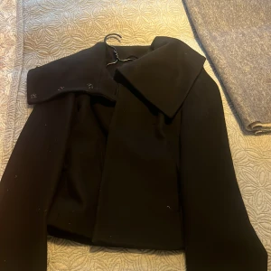 kappa - säljer denna fina kappa oanvänd ifrån ellos. S/M nypris: 1000kr mitt pris: 800kr🤝🏽 Kom privat för mer bilder hur den ser ut på💓