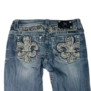 Läs beskrivningen!! - Jag har två par miss me jeans som är skinny och undrar om det finns någon som mot betalning skulle kunna tänka sig att sy om dom till bootcut då jag själv inte har en symaskin! Helst i Stockholm då det blir lättast me avlämning/upphämtning