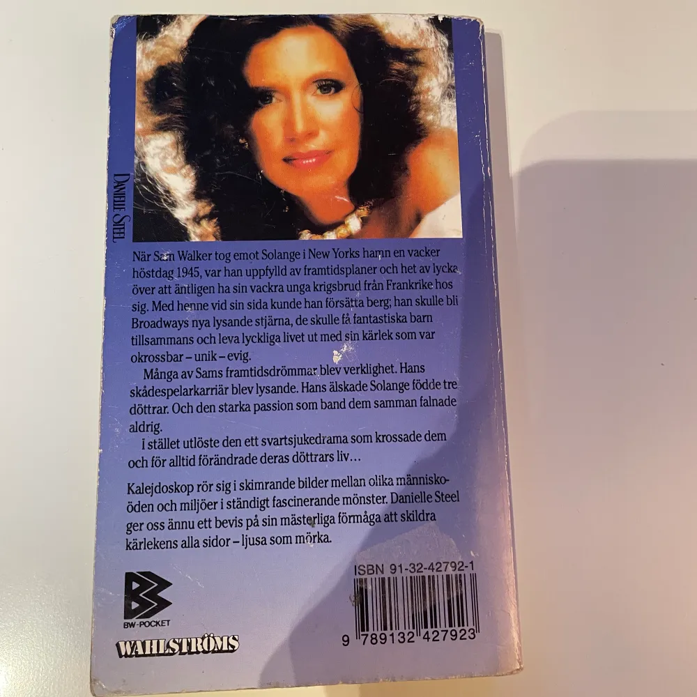 Pocket bok kalejdoskop-skriven av Danielle steel . Svensk text. Kan möta er i T-centralen utanför Åhléns . Övrigt.