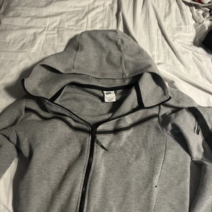 Nike tech  - Nike tröjan är i väldigt bra skick haft den i 4 månader och den ser väldigt fräsch ut