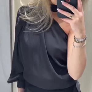 Blus  - Säljer denna blus från Zara som inte finns i Sverige! Köpt i Norge för drygt 800kr. 