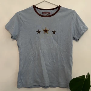 y2k topp - Ljusblå tröja från 2000-talet med stjärnor på