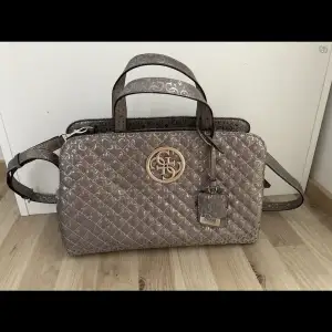 Very good conditon, light coloured and pretty handbag from Guess It’s all Clean and i have not used it much so quality and condition are almost like new. Im from finland but i can ship to anylocation my selling price in EUROS  is 90€ FOR the bag