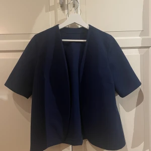 Kortärmad kavaj - Så fin kortärmad kavaj i nyskick som passar s-m💕