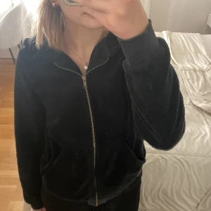 Mysig svart fleece - Skön mysig , aldrig kommit till andvändning