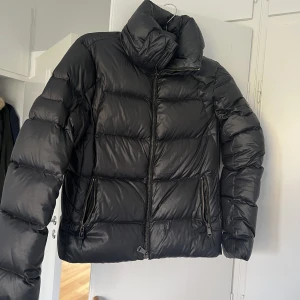 Ralph lauren jacka - Hej! Säljer denna super fina ralph lauren jackan i storlek M men skulle säga att den passar en S. Fint skick🩶  pros kan diskuteras vid snabb affär 