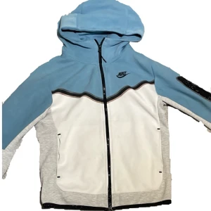 Nike tech baby blue - Sällsynt Nike tech i storlek XS Har små hål på armarna därför säljes så billigt 