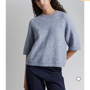 Other stories tröja - Intressekoll på min other stories tröja, den är knappt använd. Känner att den inte riktigt passar mig. Passar både S och L den anpassar sig bra till kroppen. Säljer inte under 500kr. Kan även skicka egna bilder. Ny pris är 690kr💕
