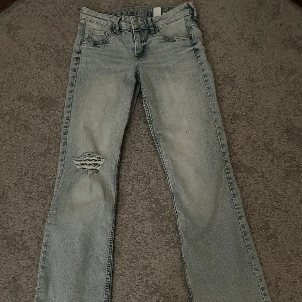 Innerbenslängd: 79cm Midjemått: 80cm, men väldigt töjbara. Ytterbenslängden: 99cm  Säljer dessa jeans från h&m då dom är för små för mig. Jeansen är väldigt töjbara och har fejkfickor på framsidan. Första bilden är lånad. Köparen står för frakten 💕 . Jeans & Byxor.