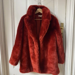 Mysigaste faux-fur jackan - Otroligt fin fake päls jacka, så tung och fin på!!!! Säljer pga aldrig passat mig, därmed nyskick!!!❣️