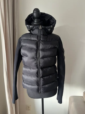 Moncler jacka  - Helt oanvänd jacka, supersnygg passform