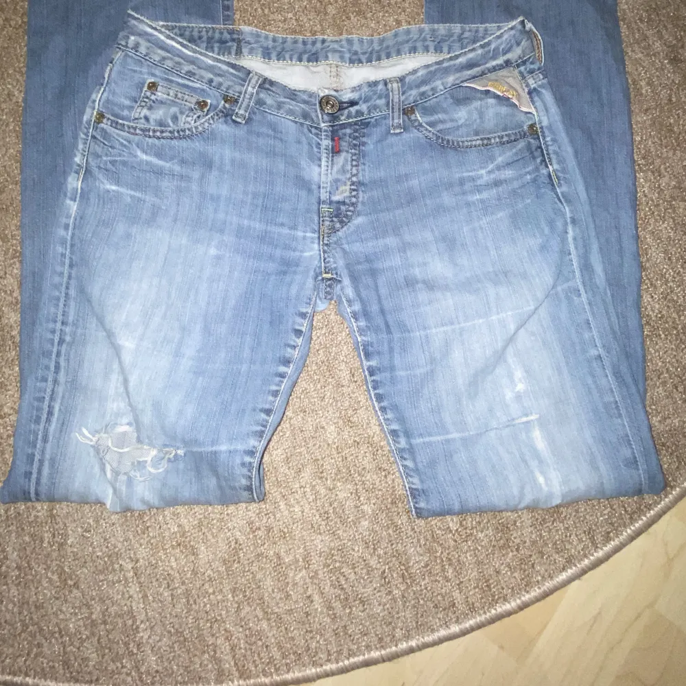 Jättesnygga jeans från replay, tyvärr för stora för mig. Lågmidjade, bootcut, jättefin wash.  Skriv för flera bilder Storlek W29 L32 Pris går att diskutera . Jeans & Byxor.