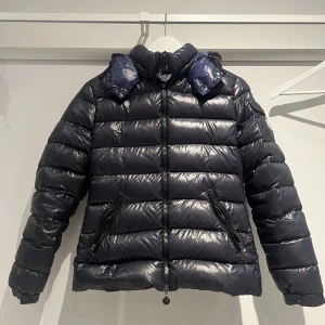 Moncler jacka (bady)  - Säljer nu min otroligt fina mörkblå Moncler jacka i modellen bady. Använd men är fortfarande i mycket fint skick då jag är rädd om mina saker. Inga hål eller likande. Nypris 13800. Skickar gärna fler bilder på den!!❤️❤️ priset kan diskuteras vid snabb affär