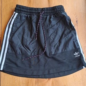 Adidas kjol - Svart kjol med knytsnören och mjuk resår från Adidas