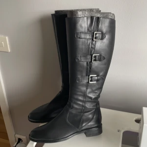 Ecco stövlar svart skinn stl 40 - Välvårdade ofodrade klassiska skinnstövlar från ecco. Bara lite använda.  Ställbar vidd i skaften. Övervidden ca 43 cm max Nypris ca 2500kr