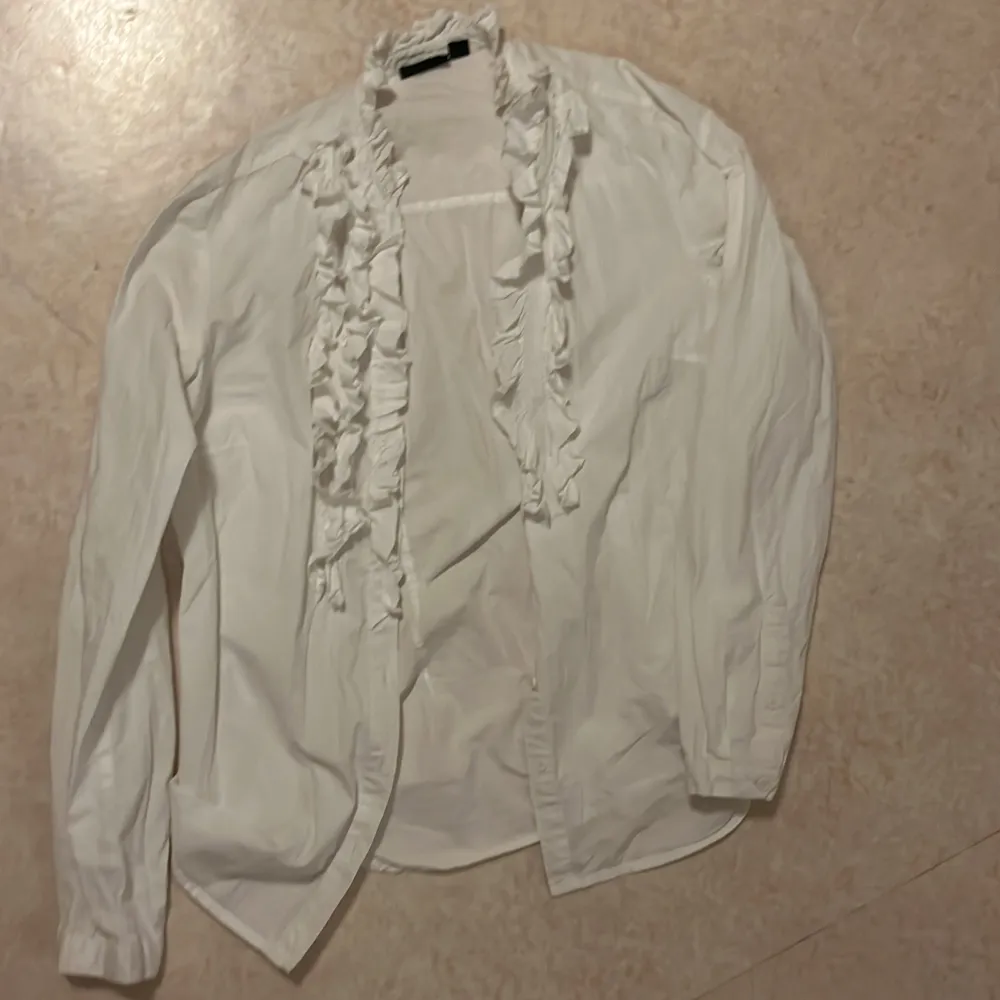 Oanvänd vit  Stockholmstils skjorta från Lindex . Skjortor.
