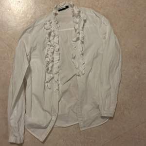 Oanvänd vit  Stockholmstils skjorta från Lindex 