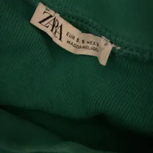 Grön crop top från Zara. Använd fåtal gånger men är som ny! Sitter tätt på kroppen men är elastisk i tyget så kan passa flera storlekar!