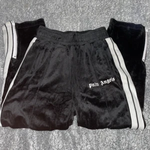 Palm Angels Velvet - Säljer mina palm angels byxor i velvet material, köpte dessa något år sedan från blocket. Hår fått se kvitto, men tag o de medkommer.