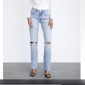 Ett par snygga jeans med hål från Zara som är Midrise. Skriv privat för fler frågor💗