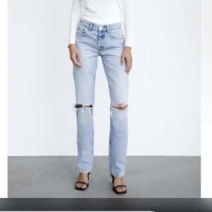 Zara jeans - Ett par snygga jeans med hål från Zara som är Midrise. Skriv privat för fler frågor💗