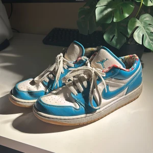 Jordan 1 low barcelona  - Jordan 1 low barcelona i fräsch himmelsblå färg. Säljer dessa för 399kr pris kan diskuteras 
