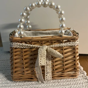 Fin handväska/ axelremsväska med pärlor - Perfekt att ha på sommaren eller till semestern ☀️ så smidig och bra storlek! Köpt på shein. 100kr💜