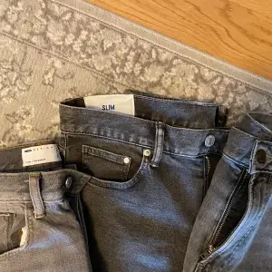 Säljer tre par grå jeans. Skriv privat för frågor osv!