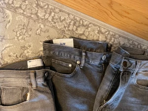 Grå jeans  - Säljer tre par grå jeans. Skriv privat för frågor osv!