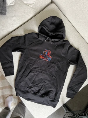 Hoodie  - Svart hoodie köpt i England, använd ca 3 gånger