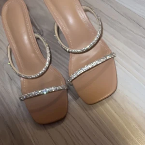 Säljer klackar⭐️ - Säljer dessa jättefina oanvända klackar.  Säljer då den var lite för stora för mig. Hör av er för frågor💓 pris går att diskutera💓