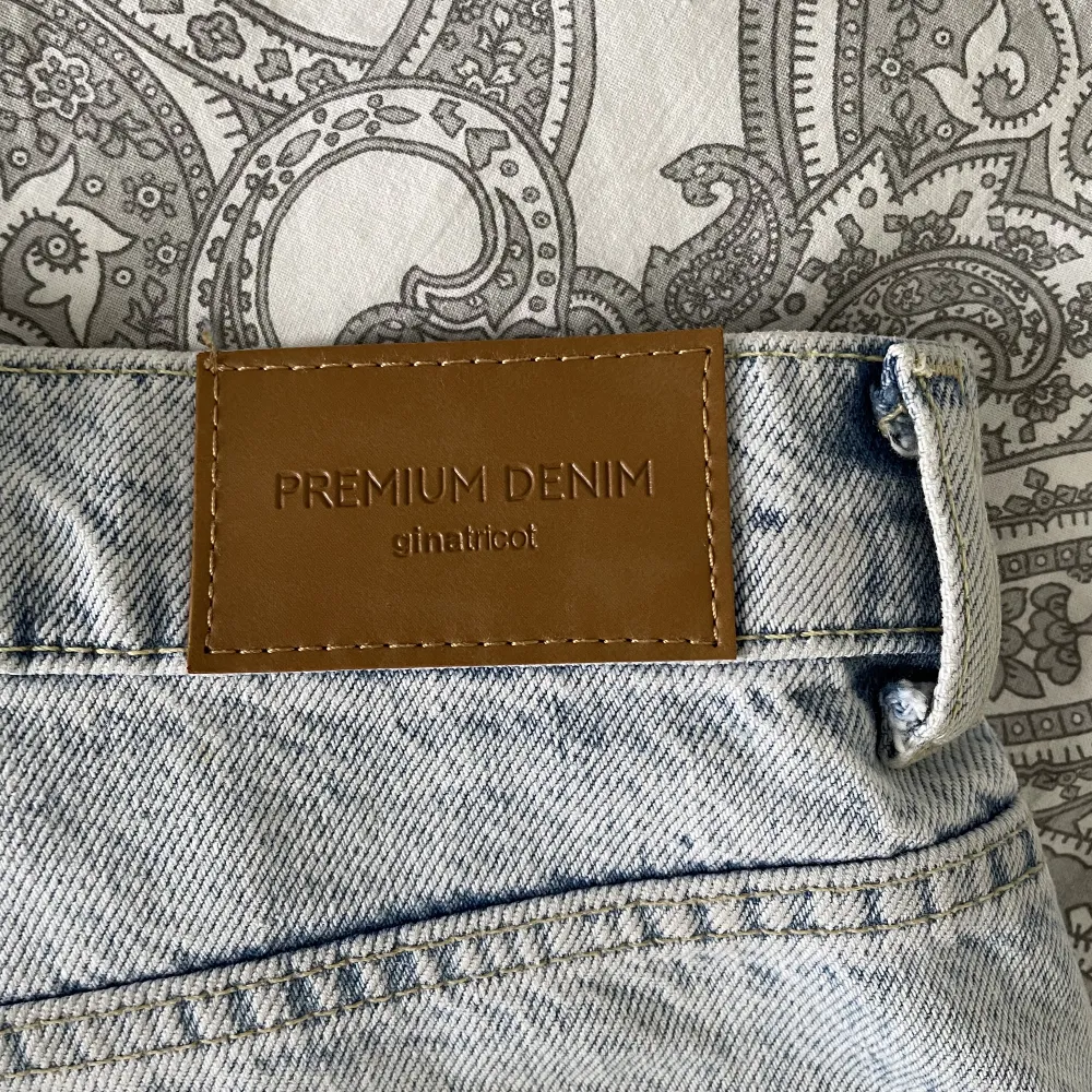 Säljer nu mina jeans med slits från Gina Tricot då de blivit för stora för mig. Använda ett fåtal men i fint skick. Köpta för 599kr men säljer nu för 150kr, storlek 34 (S) ☺️. Jeans & Byxor.