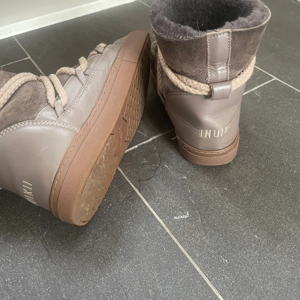 Inuikii vinterskor storlek 38. Beige/bruna. Använda en hel vinter. Defekter förekommer dvs crease och slitage på insida därav priset. Låter lite när man går men inget som märks utomhus. Skriv för bilder/frågor. Nypris 2500-3200kr 💕Kan byta annan färg. Skor.