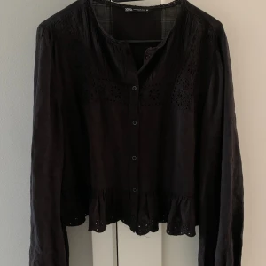 Svart zarablus - Superfin blus från Zara med knappar. Mycket bra skick, bara använd några gånger. Köpt för 399 kr