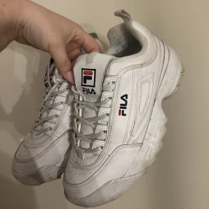 Fila sneakers  - Vita fila sneakers i storlek 39, använda med lite smuts men hela och i gott skick. 