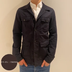 Overshirt Oscar Jacobsson - Säljer denna sjukt trendiga overshirten från Oscar Jacobsson i mycket fint skick 9/10 inga tecken på användning. Modellen är 176 och 65kg. Hör av er vid intresse!🟫