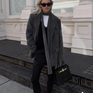 Grå ullblazer - Supersnygg ullblazer från nakd X Claire Rose. Perfekt nu till vintern och hösten. I storleken 34. Köparen står för frakten, hör av er om ni har funderingar💓