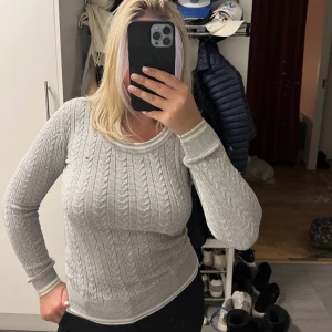 Tommy Hilfiger tröja - Säljer denna kabelstickade tröjan från Tommy Hilfiger i storlek XS. I väldigt gott skick! Nypris: 1200 kr. Mitt pris: 300 kr