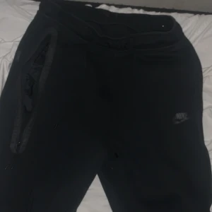 Nike tech - Säljer både Nike tech byxor och tröja för vill inte ha kvar de men har använt tröjan ganska mycket men byxorna använda bara ett antal gånger.